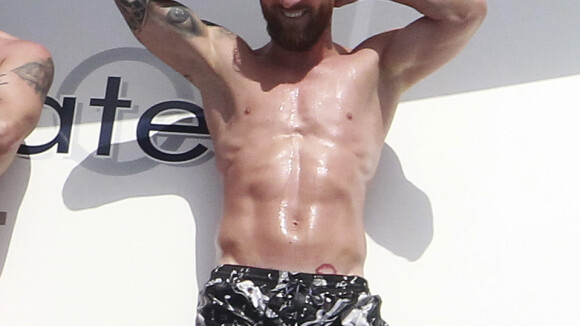 Lionel Messi bronze à Ibiza, sa femme boycotte le maillot de bain