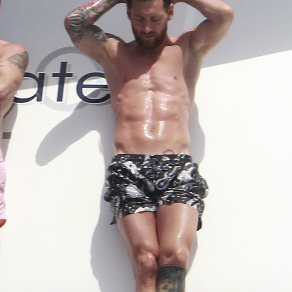 Lionel Messi se relaxe en vacances en famille à bord d'un yacht à Formentera en Espagne le 18 juillet 2018.