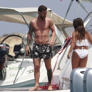 Lionel Messi se relaxe en vacances en famille à bord d'un yacht à Formentera en Espagne le 18 juillet 2018.