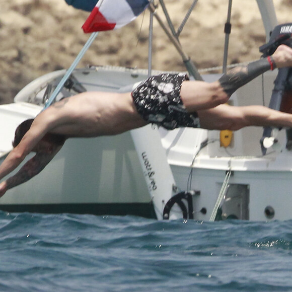 Lionel Messi se relaxe en vacances en famille à bord d'un yacht à Formentera en Espagne le 18 juillet 2018.