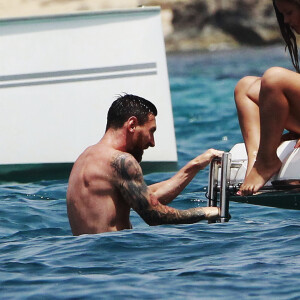 Lionel Messi se relaxe en vacances en famille à bord d'un yacht à Formentera en Espagne le 18 juillet 2018.