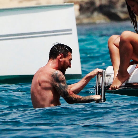 Lionel Messi se relaxe en vacances en famille à bord d'un yacht à Formentera en Espagne le 18 juillet 2018.