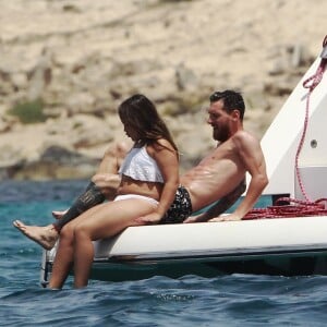 Lionel Messi se relaxe en vacances en famille à bord d'un yacht à Formentera en Espagne le 18 juillet 2018.