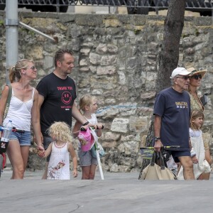 Matt Damon, Elsa Pataky avec son mari Chris Hemsworth, les enfants et des membres de leur famille en vacances à San Sebastian, le 19 juillet 2018.