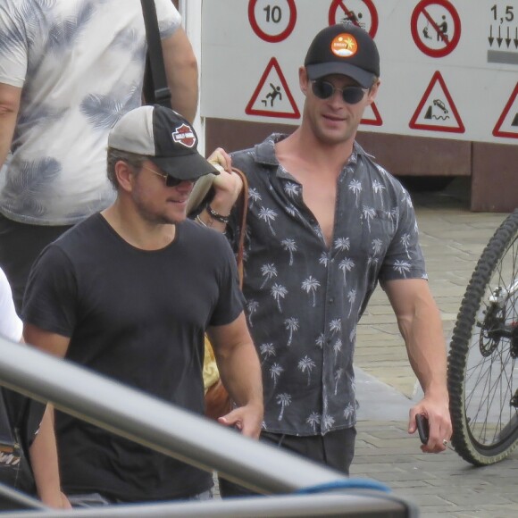 Matt Damon, Elsa Pataky avec son mari Chris Hemsworth, les enfants et des membres de leur famille en vacances à San Sebastian, le 19 juillet 2018.
