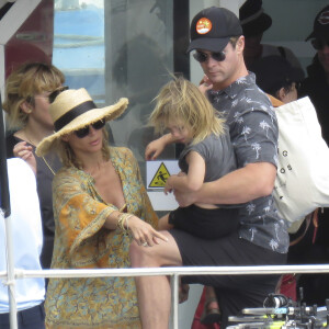 Matt Damon, Elsa Pataky avec son mari Chris Hemsworth, les enfants et des membres de leur famille en vacances à San Sebastian, le 19 juillet 2018.