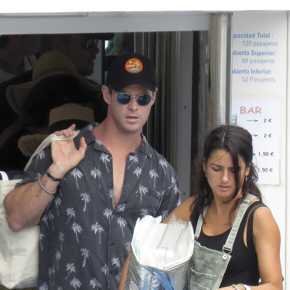 Matt Damon, Elsa Pataky avec son mari Chris Hemsworth, les enfants et des membres de leur famille en vacances à San Sebastian, le 19 juillet 2018.