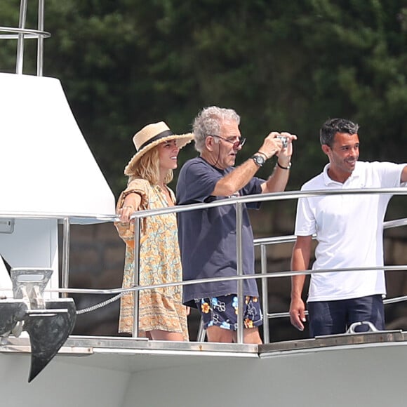 Matt Damon, Elsa Pataky avec son mari Chris Hemsworth, les enfants et des membres de leur famille en vacances à San Sebastian, le 19 juillet 2018.