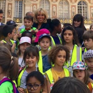 Brigitte Macron a fait visiter le Château de Versailles à des milliers d'enfants Franciliens au cours d'un évènement caritatif organisé par Emerige mécénat le 23 juillet 2018.