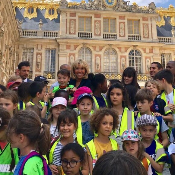 Brigitte Macron a fait visiter le Château de Versailles à des milliers d'enfants Franciliens au cours d'un évènement caritatif organisé par Emerige mécénat le 23 juillet 2018.