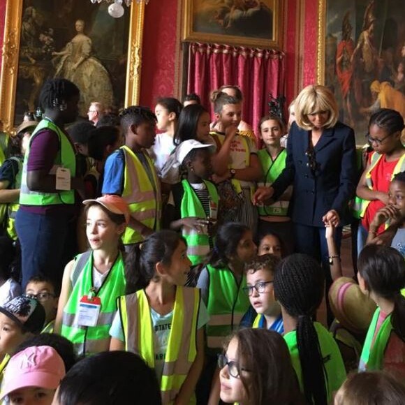 Brigitte Macron a fait visiter le Château de Versailles à des milliers d'enfants Franciliens au cours d'un évènement caritatif organisé par Emerige mécénat le 23 juillet 2018.