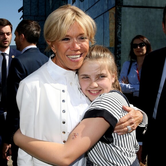 La première dame Brigitte Macron (Trogneux) visite avec José Pietroboni, chef du protocole, Tristan Bromet, chef de cabinet et Pierre-Olivier Costa, directeur de cabinet, le cirque Upsala à Saint-Pétersbourg, Russie, le 25 mai 2018. © Dominique Jacovides/Bestimage