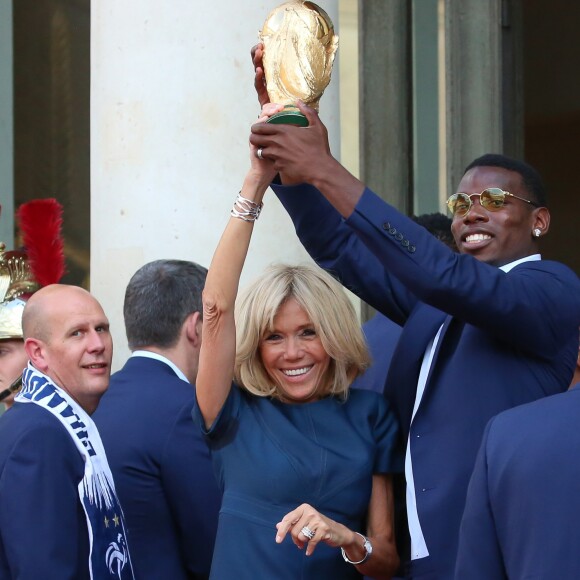 Le président de la République Française Emmanuel Macron et la Première dame Brigitte Macron, accueillent les joueurs de l'équipe de France (Les Bleus) et son sélectionneur Didier Deschamps, le président de la Fédération Française de Football Noël Le Graët et des membres de la FFF, au Palais de l'Elysée. Paris, le 16 juillet 2018. © Stéphane Lemouton/Bestimage