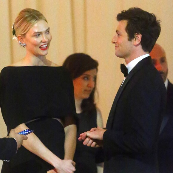 Karlie Kloss et son compagnon Joshua Kushner - Les célébrités quittent la soirée d'ouverture de l'exposition Heavenly Bodies: Fashion and the Catholic Imagination à New York, le 7 mai 2018
