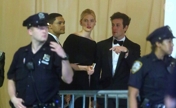 Karlie Kloss et son compagnon Joshua Kushner - Les célébrités quittent la soirée d'ouverture de l'exposition Heavenly Bodies: Fashion and the Catholic Imagination à New York, le 7 mai 2018