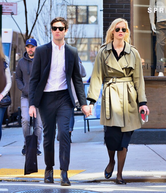 Exclusif - Karlie Kloss et son compagnon Joshua Kushner se baladent main dans la main à New York le 1er avril 2018.