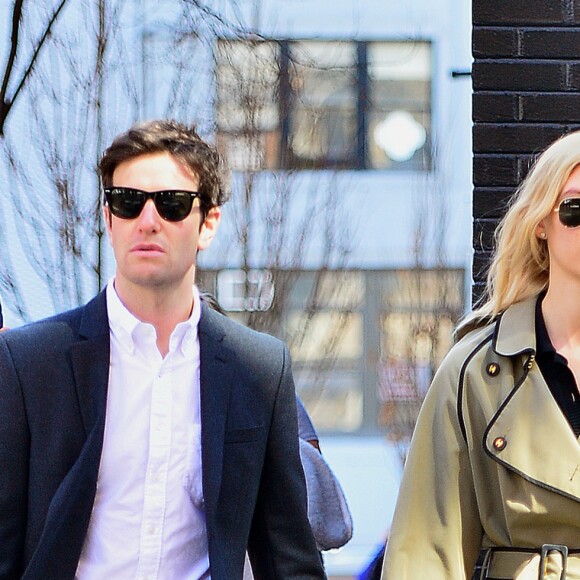 Exclusif - Karlie Kloss et son compagnon Joshua Kushner se baladent main dans la main à New York le 1er avril 2018.