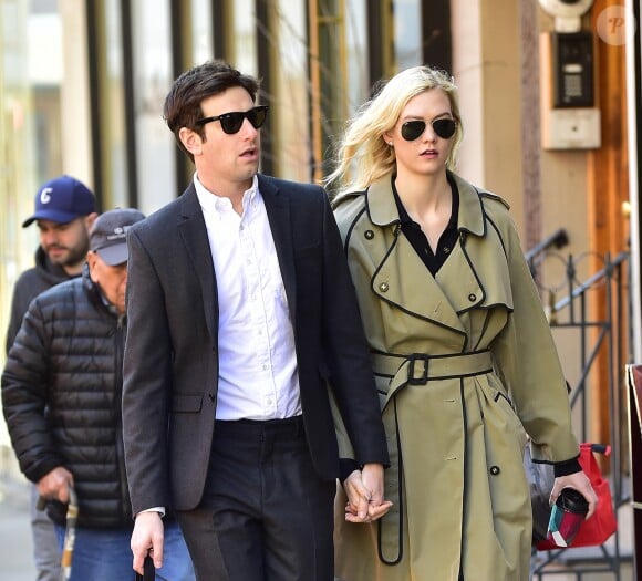 Exclusif - Karlie Kloss et son compagnon Joshua Kushner se baladent main dans la main à New York le 1er avril 2018.