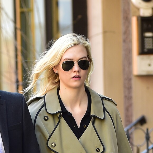 Exclusif - Karlie Kloss et son compagnon Joshua Kushner se baladent main dans la main à New York le 1er avril 2018.
