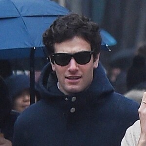 Exclusif - Karlie Kloss et son compagnon Joshua Kushner se baladent sous la nuit dans les rues de New York, le 10 février 2018