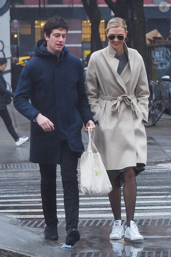 Exclusif - Karlie Kloss et son compagnon Joshua Kushner se baladent sous la nuit dans les rues de New York, le 10 février 2018