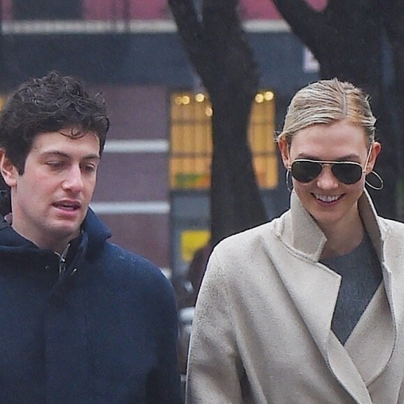 Exclusif - Karlie Kloss et son compagnon Joshua Kushner se baladent sous la nuit dans les rues de New York, le 10 février 2018