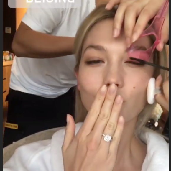 Karlie Kloss révèle sa bague de fiançailles le 24 juillet 2018.