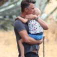 Exclusif - Josh Duhamel va se promener dans un parc avec son fils Axl à Los Angeles, le 18 juillet 2018.  © CPA/Bestimage