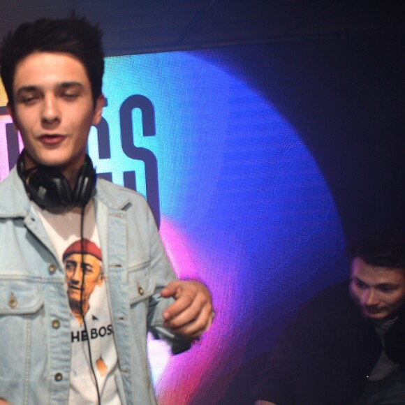 Exclusif - Kungs mixe à la Villa Schweppes lors du 70ème Festival International du Film de Cannes le 21 mai 2017.