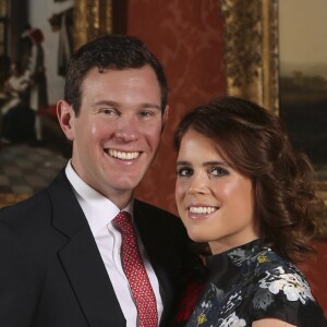 Portrait de la princesse Eugenie et de son fiancé Jack Brooksbank au palais de Buckingham à Londres le 22 janvier 2018 à l'occasion de leurs fiançailles.