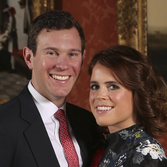 Portrait de la princesse Eugenie et de son fiancé Jack Brooksbank au palais de Buckingham à Londres le 22 janvier 2018 à l'occasion de leurs fiançailles.