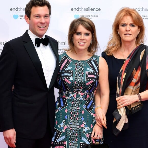 La princesse Eugenie d'York avec son compagnon Jack Brooksbank et sa mère Sarah Ferguson en mai 2017 lors d'un gala caritatif à Londres.