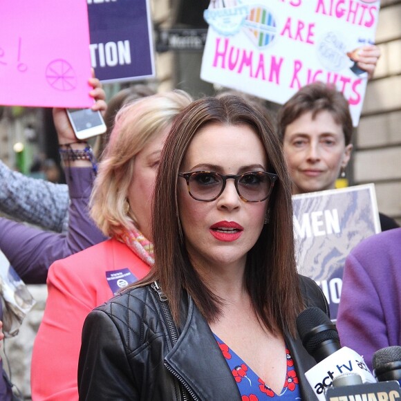 Alyssa Milano - Des personnalités féminines se sont rassemblées au pied de la statue "Fearless Girl" pour demander la ratification de la proposition d'amendement "Equal Rights Amendment (ERA)", déposée dans les années 1920, qui visait à garantir que l'égalité des droits entre les sexes, et qui n'a jamais été raifiée, à New York. Le 4 juin 2018