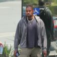 Kanye West fait un signe de paix aux photographes alors qu'il quitte une réunion à Calabasas en Californie, le 7 juillet 2018.