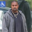 Kanye West fait un signe de paix aux photographes alors qu'il quitte une réunion à Calabasas en Californie, le 7 juillet 2018.