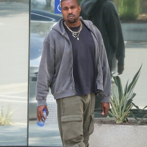 Kanye West fait un signe de paix aux photographes alors qu'il quitte une réunion à Calabasas en Californie, le 7 juillet 2018.