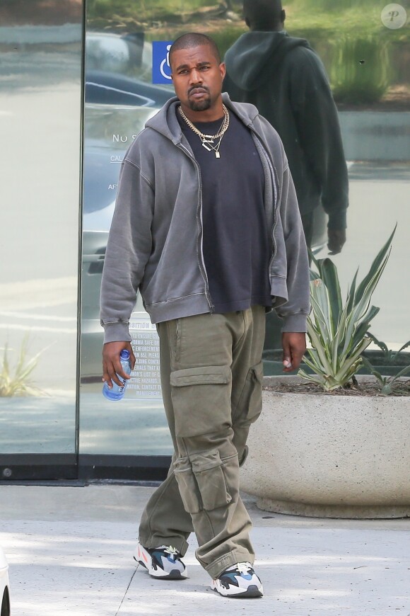 Kanye West fait un signe de paix aux photographes alors qu'il quitte une réunion à Calabasas en Californie, le 7 juillet 2018.