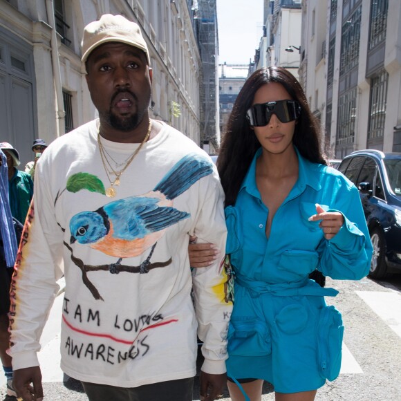 Kim Kardashian à Paris pour son ami, le créateur Virgil Abloh. La star, accompagnée de son mari Kanye West, s'est rendue au défilé de mode homme printemps-été 2019 Louis Vuitton à Paris, le 21 juin 2018.