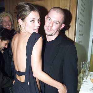 Kate Moss et le couturier Alexander McQueen lors d'une exposition à Londres. Le 29 janvier 2002