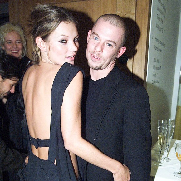 Kate Moss et le couturier Alexander McQueen lors d'une exposition à Londres. Le 29 janvier 2002