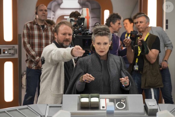 Carrie Fisher et Rian Johnson sur le tournage de "Star Wars, Episode VIII : Les Derniers Jedi", sorti en décembre 2017.