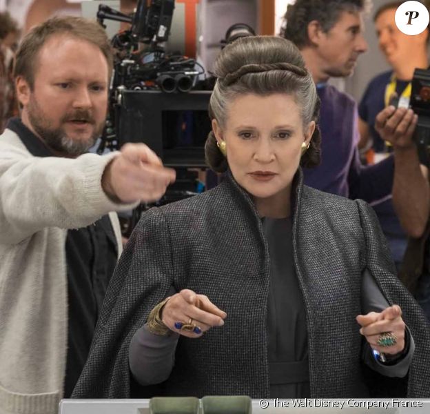 Carrie Fisher et Rian Johnson sur le tournage de "Star Wars, Episode VIII : Les Derniers Jedi", sorti en décembre 2017.