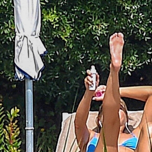 Exclusif - Jennifer Aniston bronze autour d'une piscine à Portofino en Italie avant le tournage de son prochain film " 'Murder Mystery!" le 22 juillet 2018.