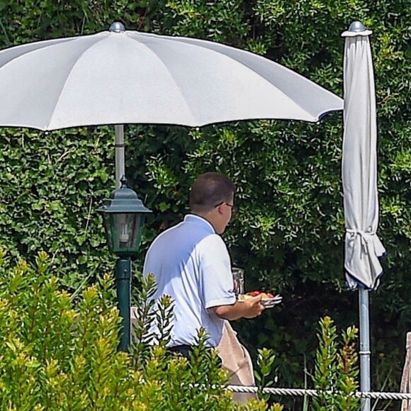 Exclusif - Jennifer Aniston bronze autour d'une piscine à Portofino en Italie avant le tournage de son prochain film " 'Murder Mystery!" le 22 juillet 2018.