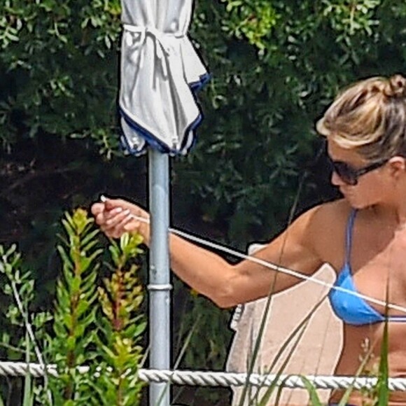 Exclusif - Jennifer Aniston bronze autour d'une piscine à Portofino en Italie avant le tournage de son prochain film " 'Murder Mystery!" le 22 juillet 2018.