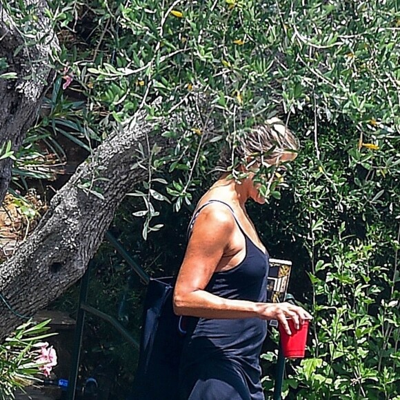 Exclusif - Jennifer Aniston bronze autour d'une piscine à Portofino en Italie avant le tournage de son prochain film " 'Murder Mystery!" le 22 juillet 2018.