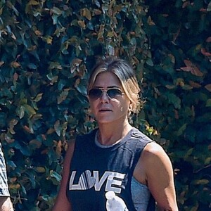 Exclusif - Jennifer Aniston bronze autour d'une piscine à Portofino en Italie avant le tournage de son prochain film " 'Murder Mystery!" le 22 juillet 2018.