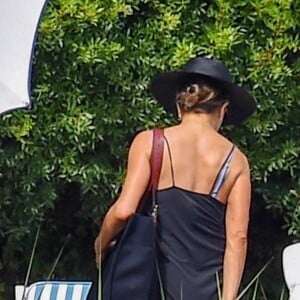 Exclusif - Jennifer Aniston bronze autour d'une piscine à Portofino en Italie avant le tournage de son prochain film " 'Murder Mystery!" le 22 juillet 2018.