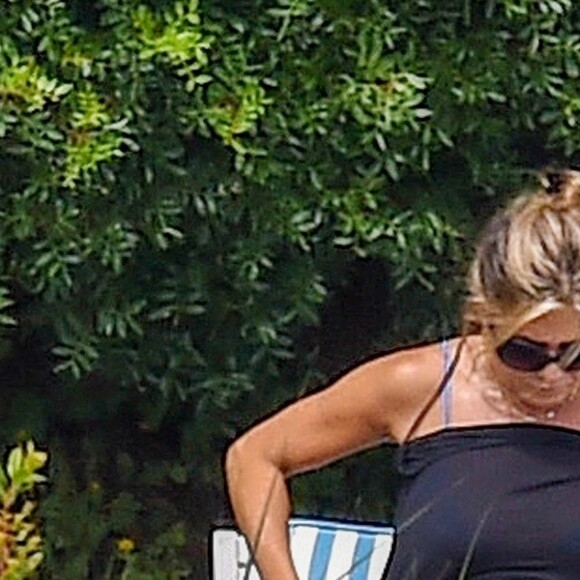 Exclusif - Jennifer Aniston bronze autour d'une piscine à Portofino en Italie avant le tournage de son prochain film " 'Murder Mystery!" le 22 juillet 2018.