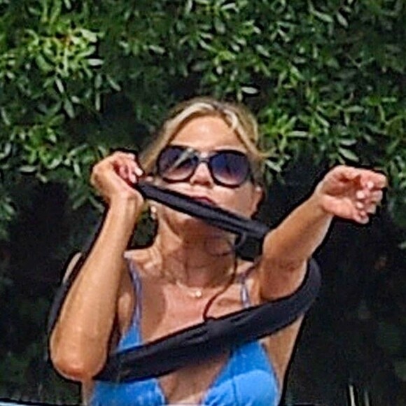Exclusif - Jennifer Aniston bronze autour d'une piscine à Portofino en Italie avant le tournage de son prochain film " 'Murder Mystery!" le 22 juillet 2018.